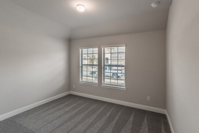 Building Photo - 5917 Bellflower Dr