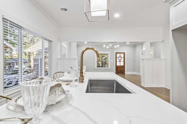 Building Photo - 546 N Santa Fe Ave