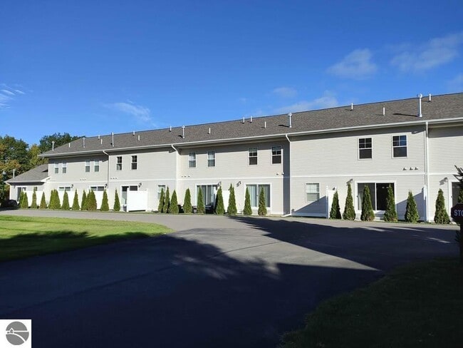 Building Photo - 1542 Simsbury St