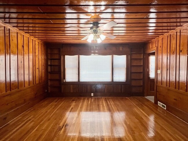 Building Photo - 437 Banks St