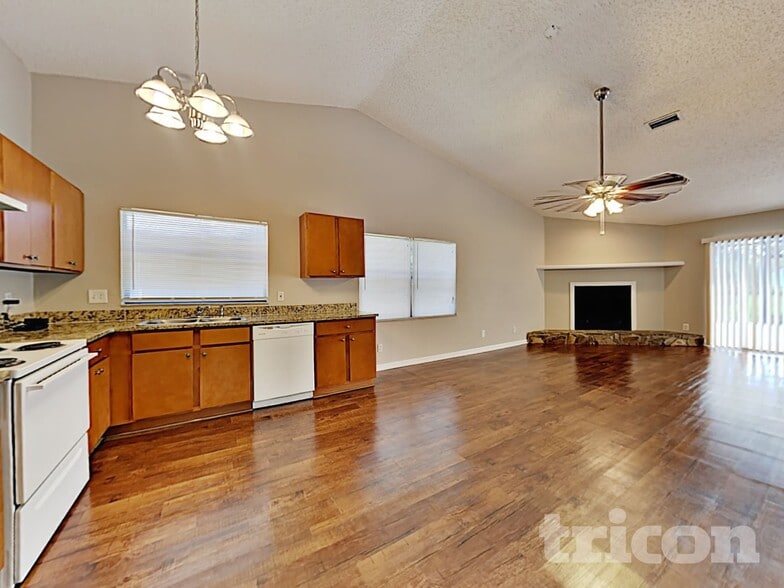 Building Photo - 2025 Helm Ln