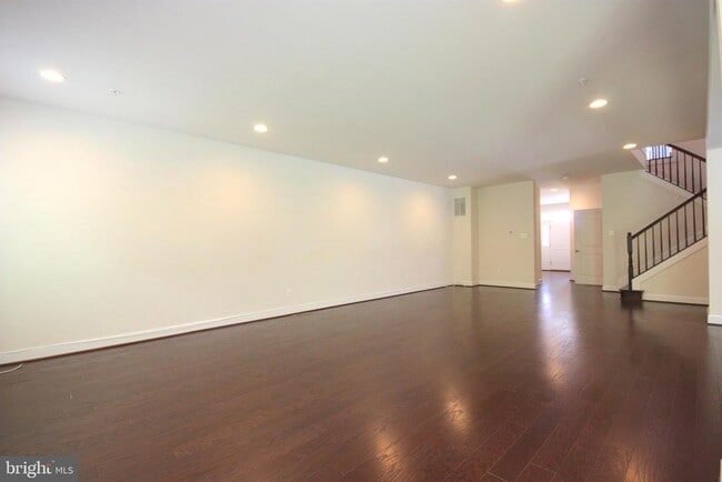 Building Photo - 10916 Fairmont Ln