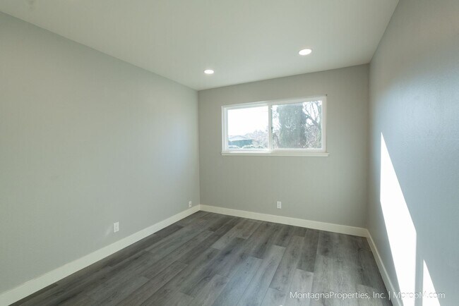 Building Photo - Spacious custom 4 bedroom home with pool and 2 car garage!