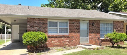 Building Photo - 2 Bedroom House close to Hospitals!  $895