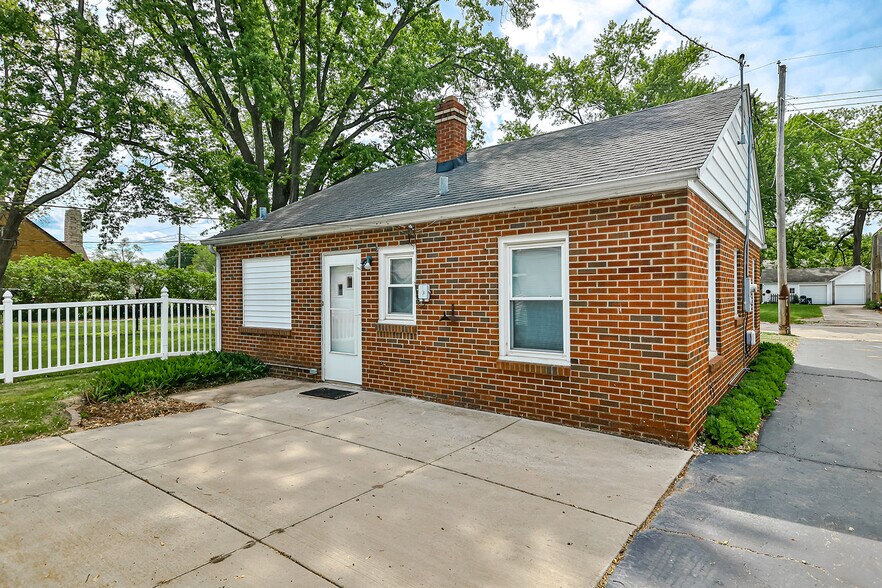 Building Photo - 304 Merrill Ave
