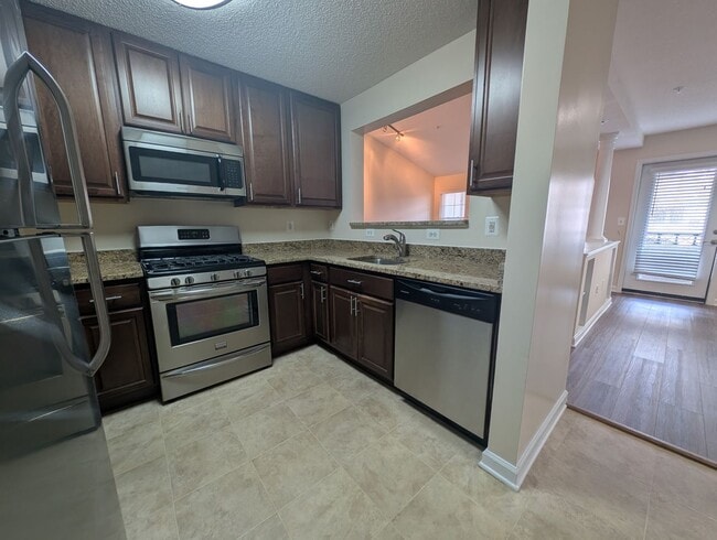 Building Photo - Beautiful 2 bed/2 bath condo in Reston...walk to RESTON TOWN CENTER!!