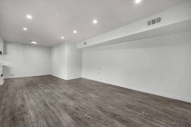 Building Photo - North of Sunset, Large 1 bed unit