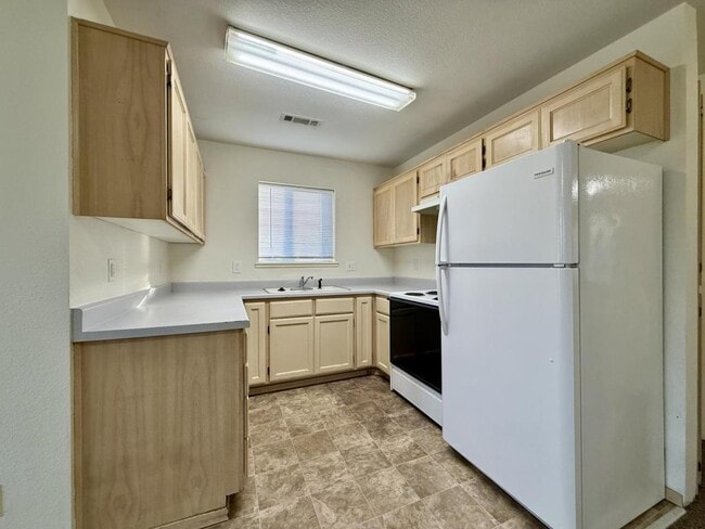 Building Photo - 34 Lewis Ave