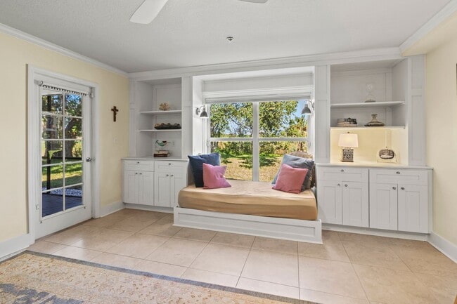 Building Photo - 2BR | 2Bath Central Sarasota Townhouse