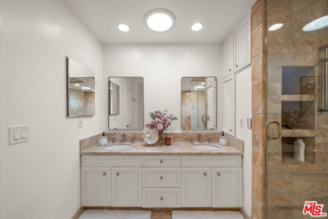 Building Photo - 9023 Alto Cedro Dr