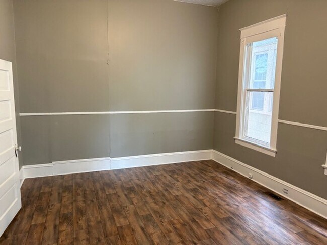 Building Photo - Remodeled 3 Bedroom Home in Highland - Central Air!