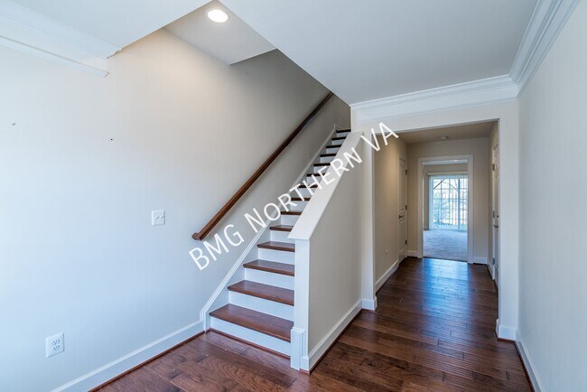 Building Photo - 8435 Girvan Ct