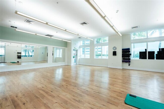 Building Photo - 1900 N Bayshore Dr