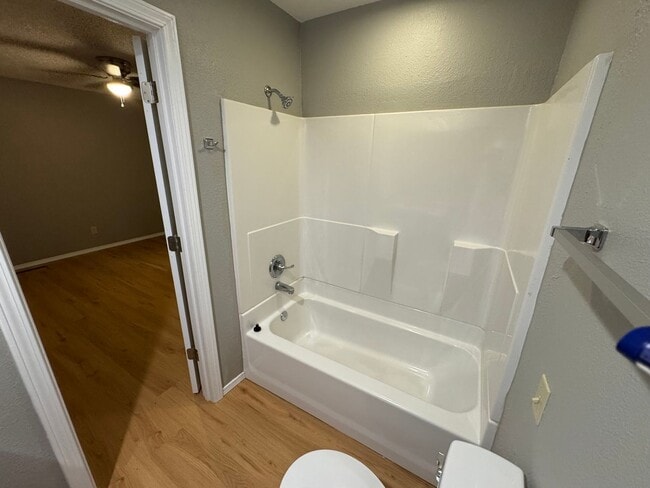 Building Photo - 3 bedroom 2 bathroom updated home in Sprin...