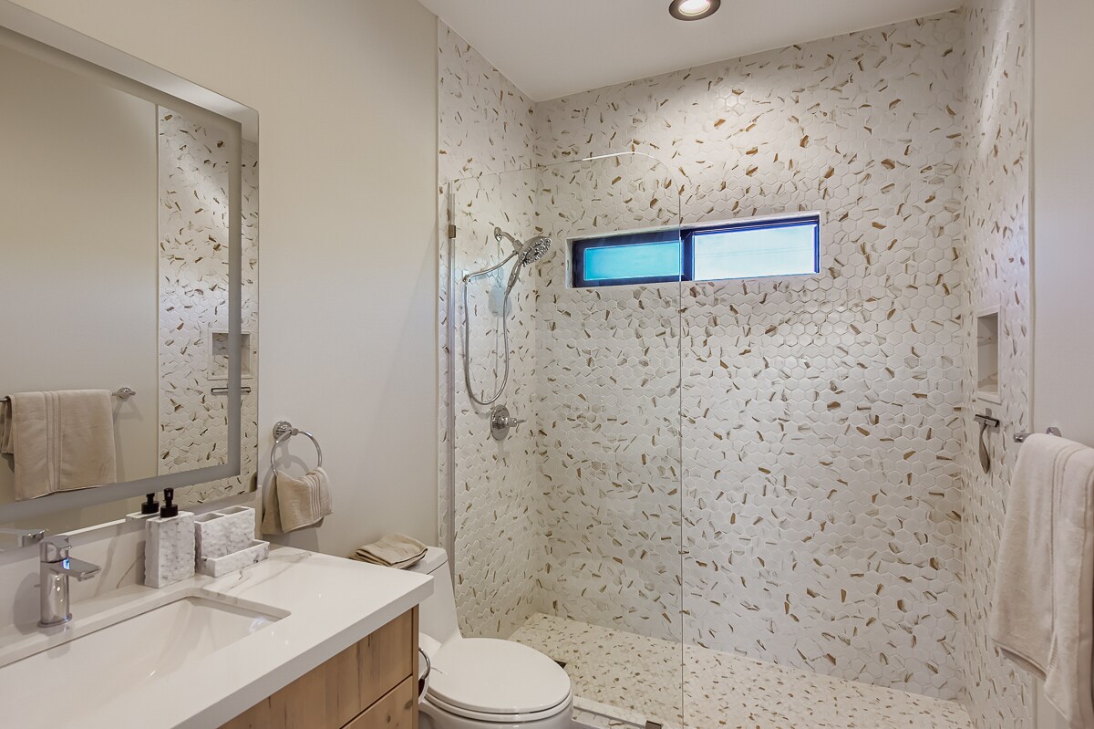 Building Photo - 1656 York Dr