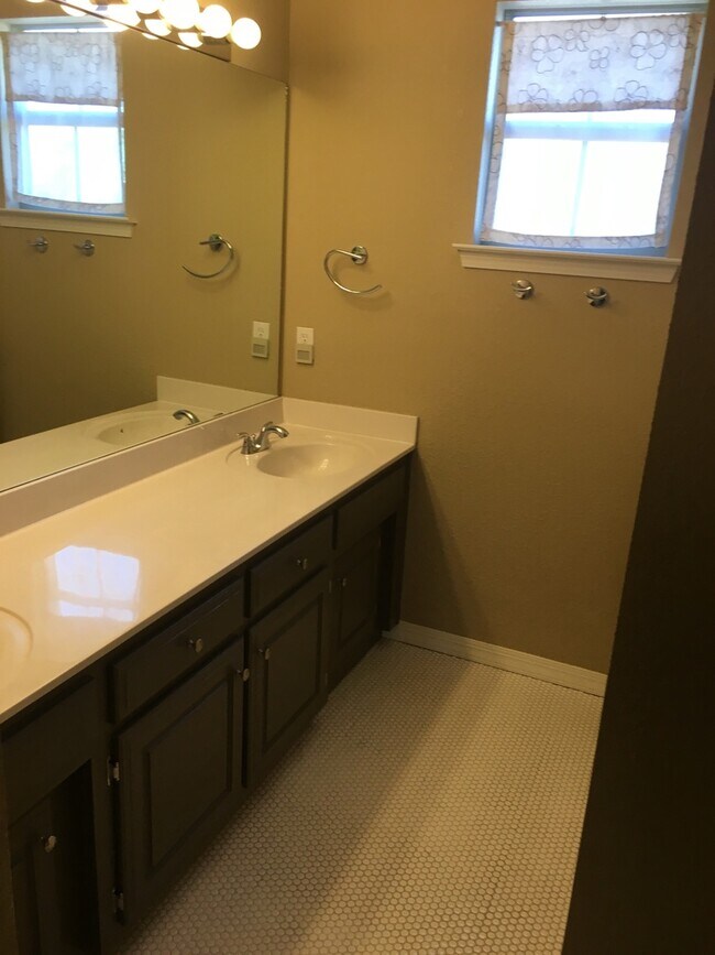 Building Photo - BEAUTIFUL HOME IN GREAT LOCATION!