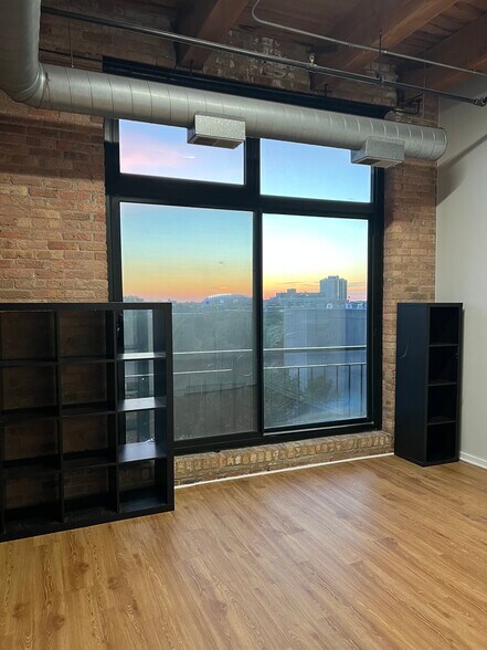 Building Photo - 1250 W Van Buren St