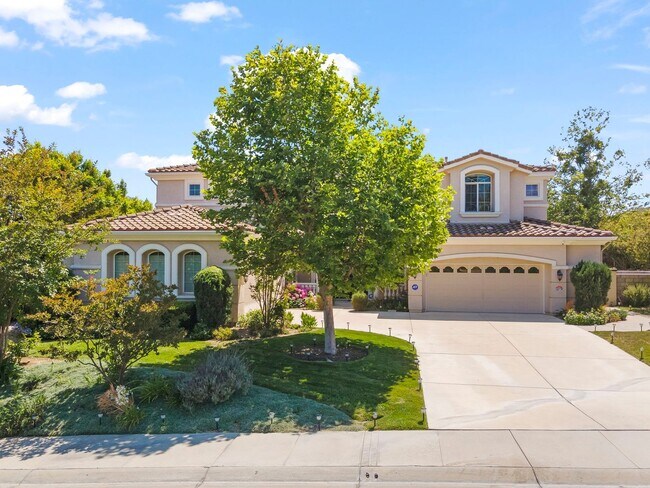 Building Photo - Exquisite Luxury Living in the Moorpark Co...