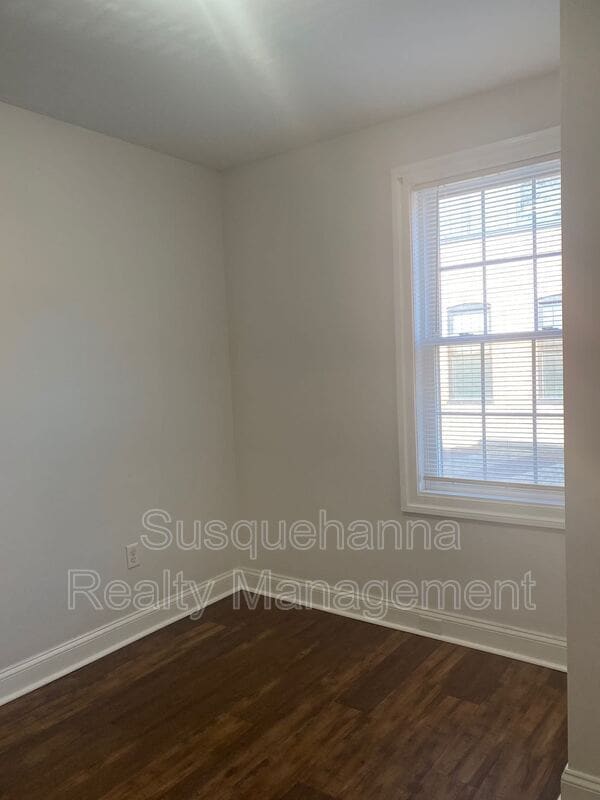 Building Photo - 220 N Plum St