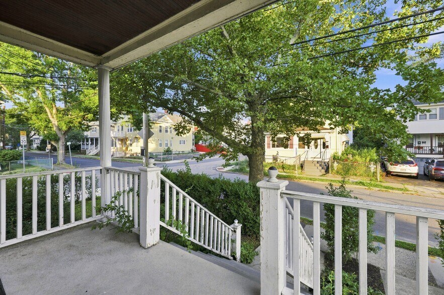 Building Photo - 99 Thorndike St