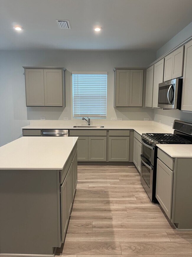 Building Photo - 4 bed 2 bath home in Heartwood!