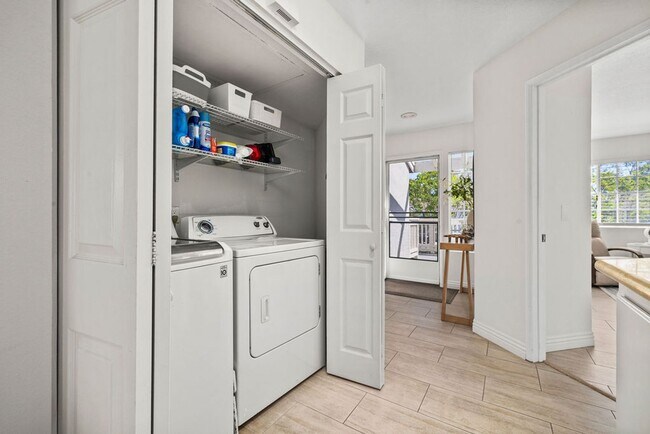 Building Photo - 13 Campton Pl