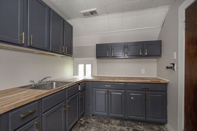 Building Photo - 3295 W 46th St