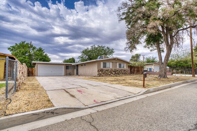Building Photo - 2047 W Lingard St