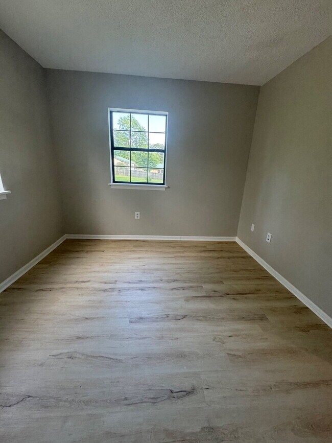 Building Photo - 2020 Somerset Dr