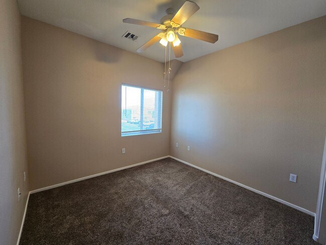 Building Photo - A Fabulous 3 Bedroom Townhouse close to NA...