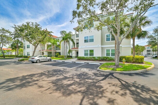 Building Photo - FIRST FLOOR CONDO ~ Walking Distance to Coconut Mall