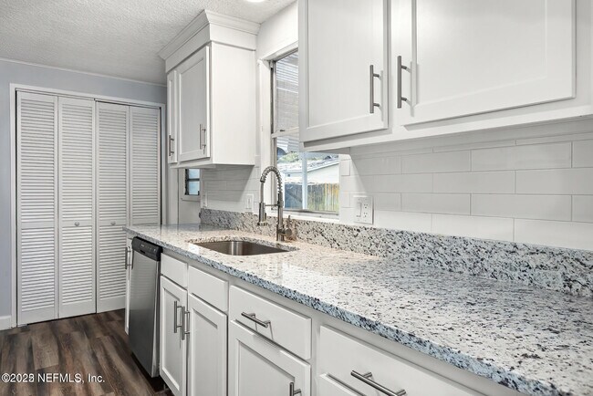 Building Photo - 1104 Harmony Dr N