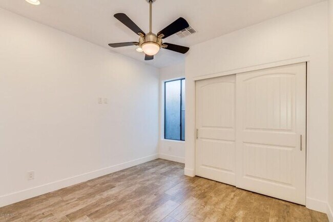 Building Photo - Beautiful 3bdrm 3 bath home with guest casita in desirable Whitton district