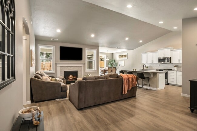 Building Photo - Spacious 4 Bedroom Gem with Private Backya...