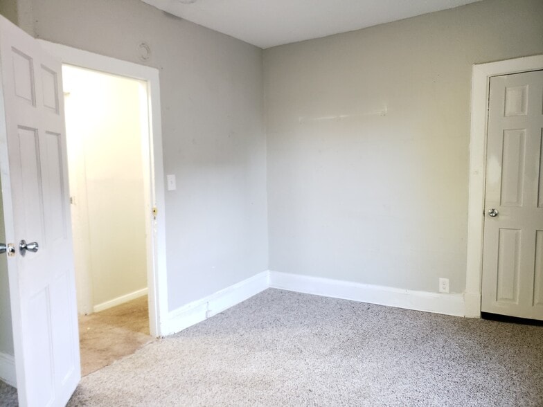Bedroom 3 - 678 Jessamine Ave E