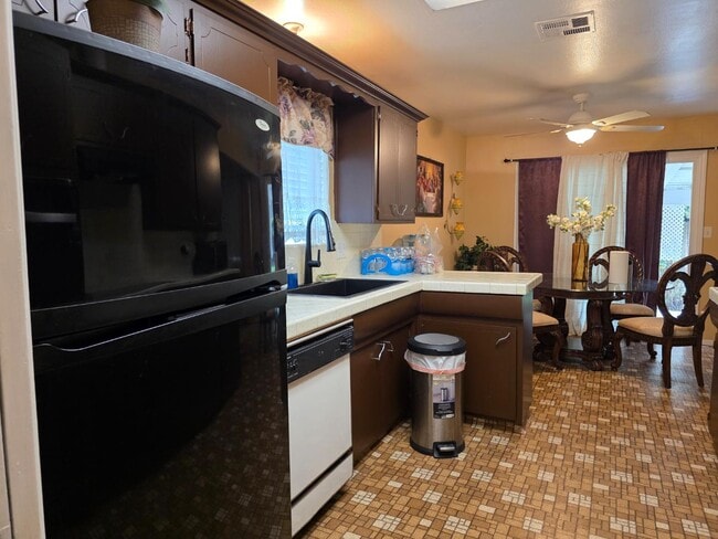 Building Photo - 2217 Colonial Ct