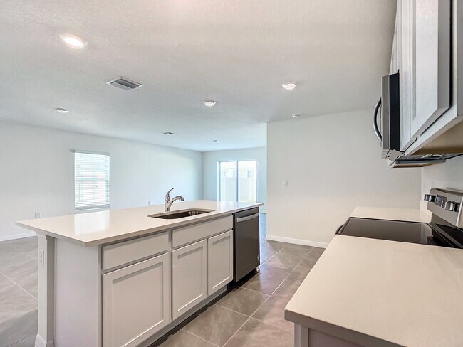 Building Photo - 5 Bedroom Rental Home with Large Backyard in Ocala Crossings!