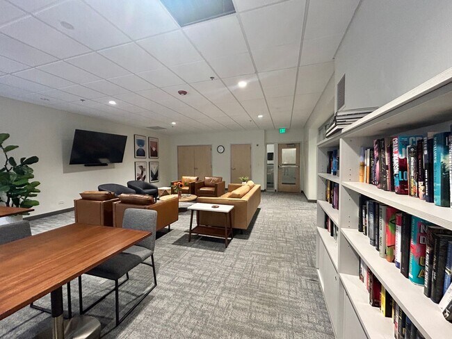 Building Photo - Horizon West Condo for Rent with South-side Views of the Flatiron Mtns