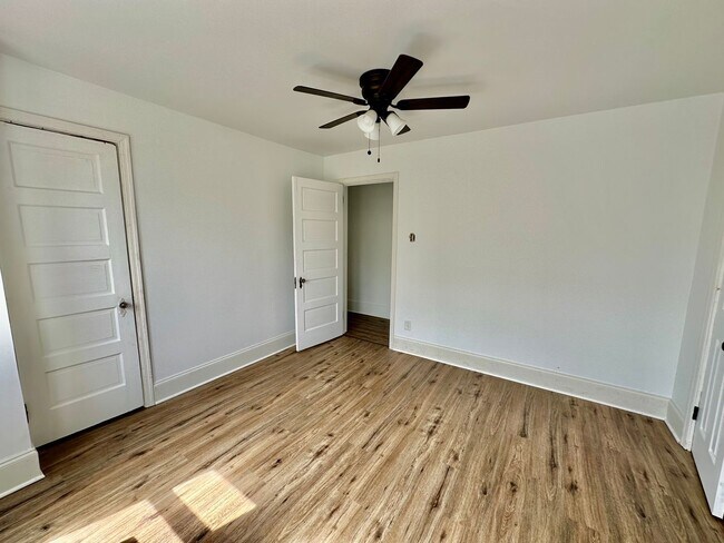 Building Photo - Large end of row 3 bedroom home located in...