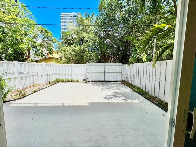 Building Photo - 504 SW 4th Ave