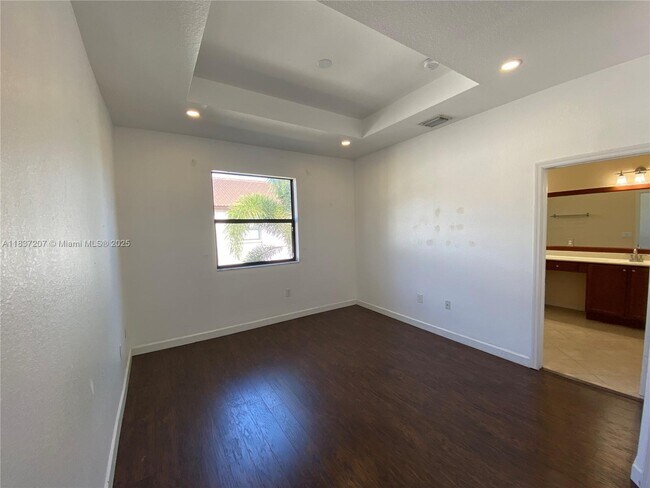 Building Photo - 343 NE 37th Terrace