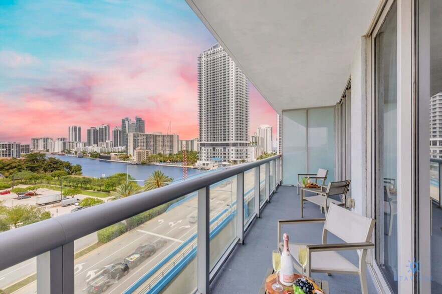 Building Photo - 2602 E Hallandale Beach Blvd