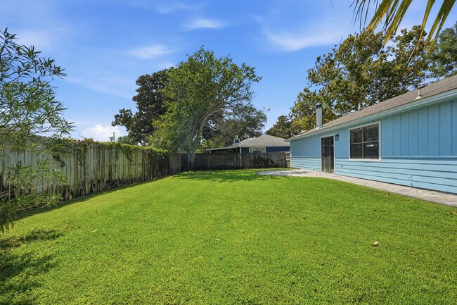 Building Photo - 349 Primrose Cir