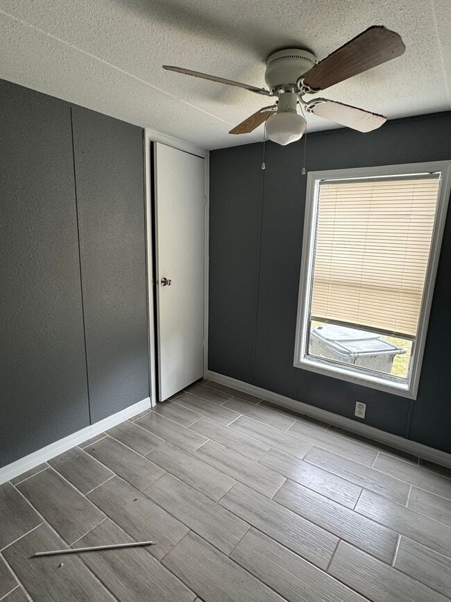 Building Photo - Large Fenced Yard In A Quiet Neighborhood