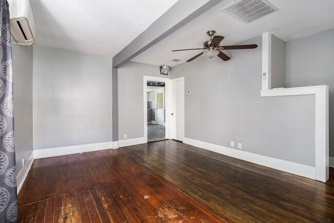 Building Photo - 315 W Blum St