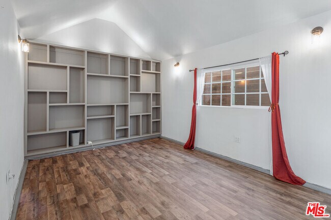 Building Photo - 1809 W 43rd St