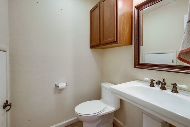 Building Photo - Beautiful 2 Story Townhouse with Prime Location!!