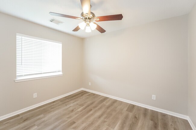 Building Photo - 5103 Santrey Dr
