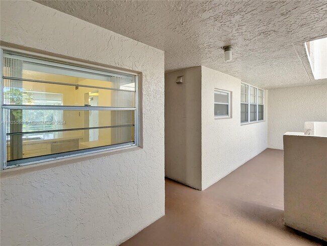 Building Photo - 1911 Sabal Palm Dr