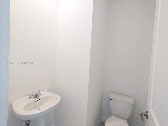 Building Photo - 535 Rivergrass St